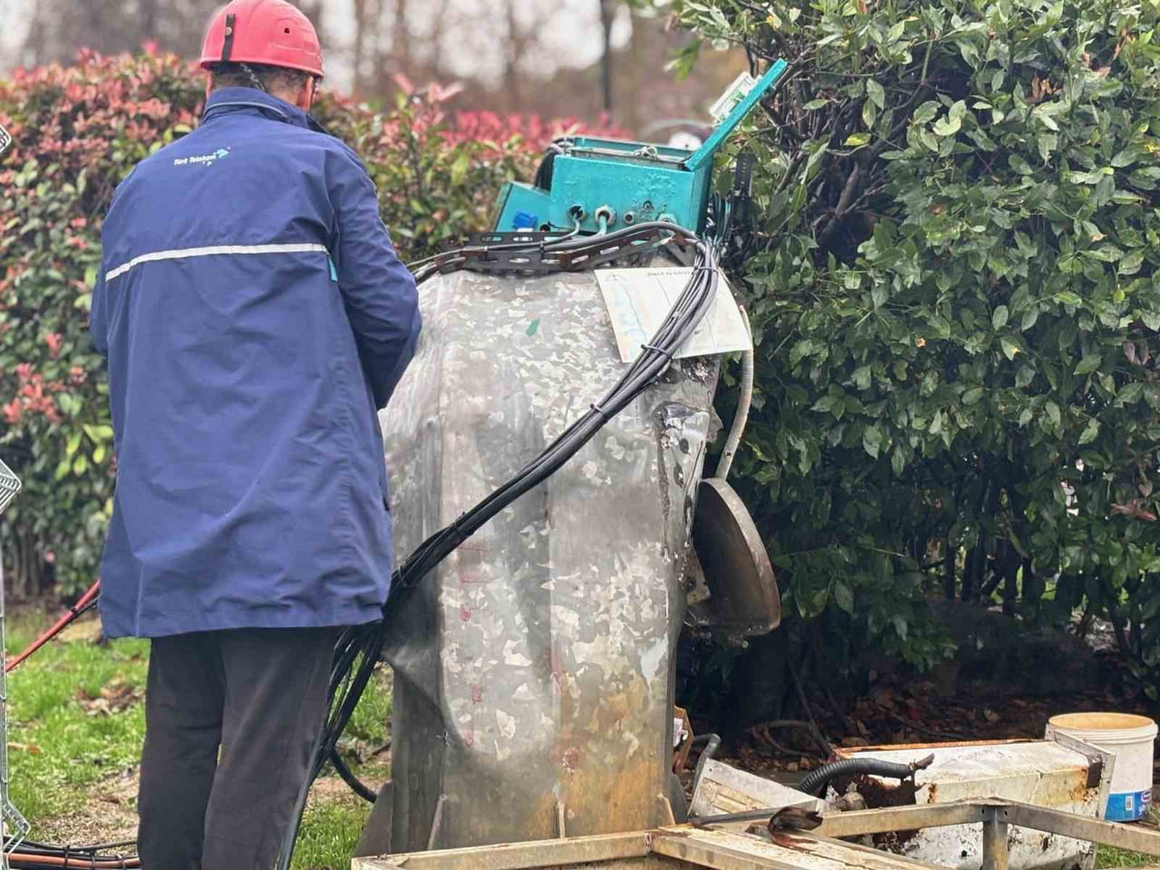 İSTANBUL'DA ETKİLİ OLAN KUVVETLİ YAĞIŞ VE FIRTINA NEDENİYLE SARIYER BALTALİMANI’NDA BİR AĞAÇ...