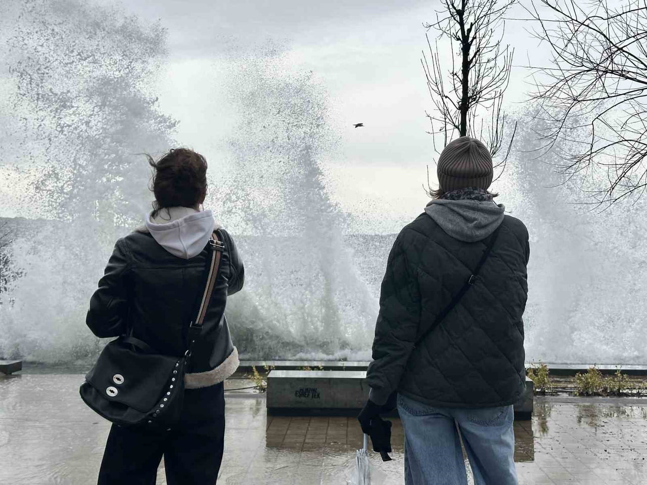 İSTANBUL'DA ETKİSİNİ SÜRDÜREN LODOS NEDENİYLE SAHİL ŞERİDİNDE DEV DALGALAR OLUŞTU. DALGALAR KIYI...