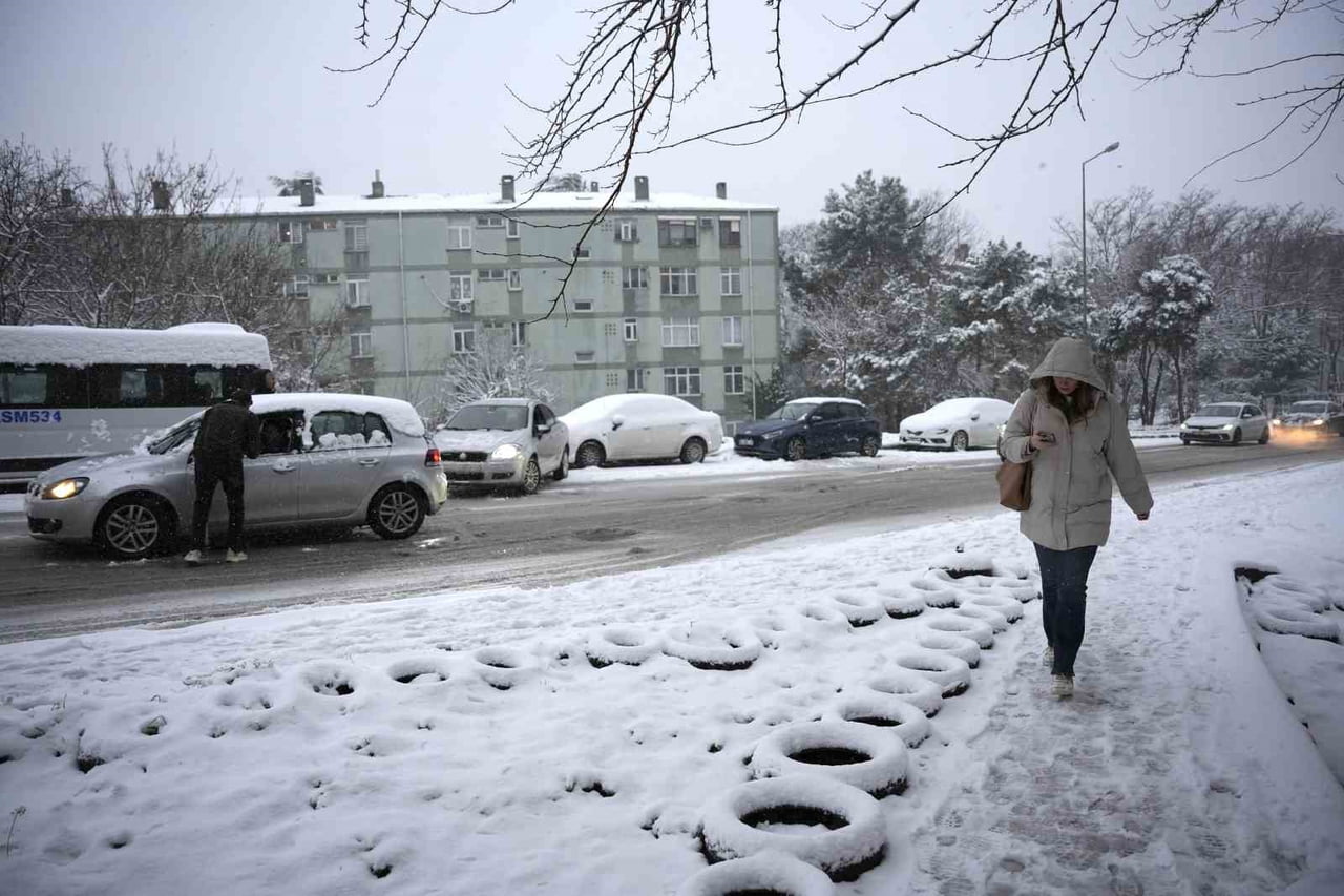 İSTANBUL'DA GECE SAATLERİNDE ETKİSİNİ ARTIRAN KAR YAĞIŞI, SABAH SAATLERİNDE DE SÜRÜYOR.