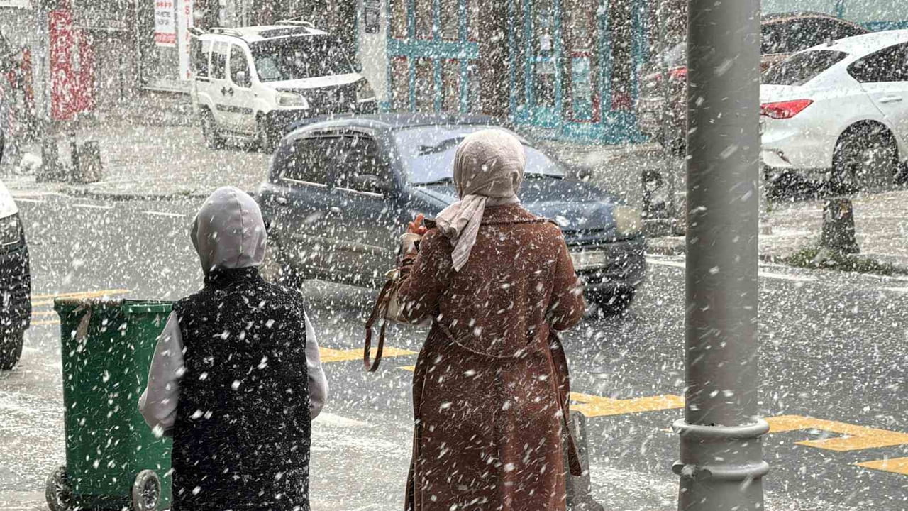 İSTANBUL'DA KAR YAĞIŞI YENİDEN ETKİLİ OLMAYA BAŞLADI. LAPA LAPA YAĞAN KAR YAĞIŞI NEDENİYLE...