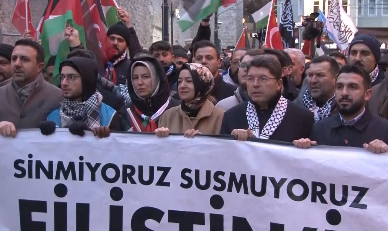 İSTANBUL'DA "SİNMİYORUZ, SUSMUYORUZ FİLİSTİN'İ UNUTMUYORUZ" ETKİNLİĞİ ÇERÇEVESİNDE TOPLANAN...