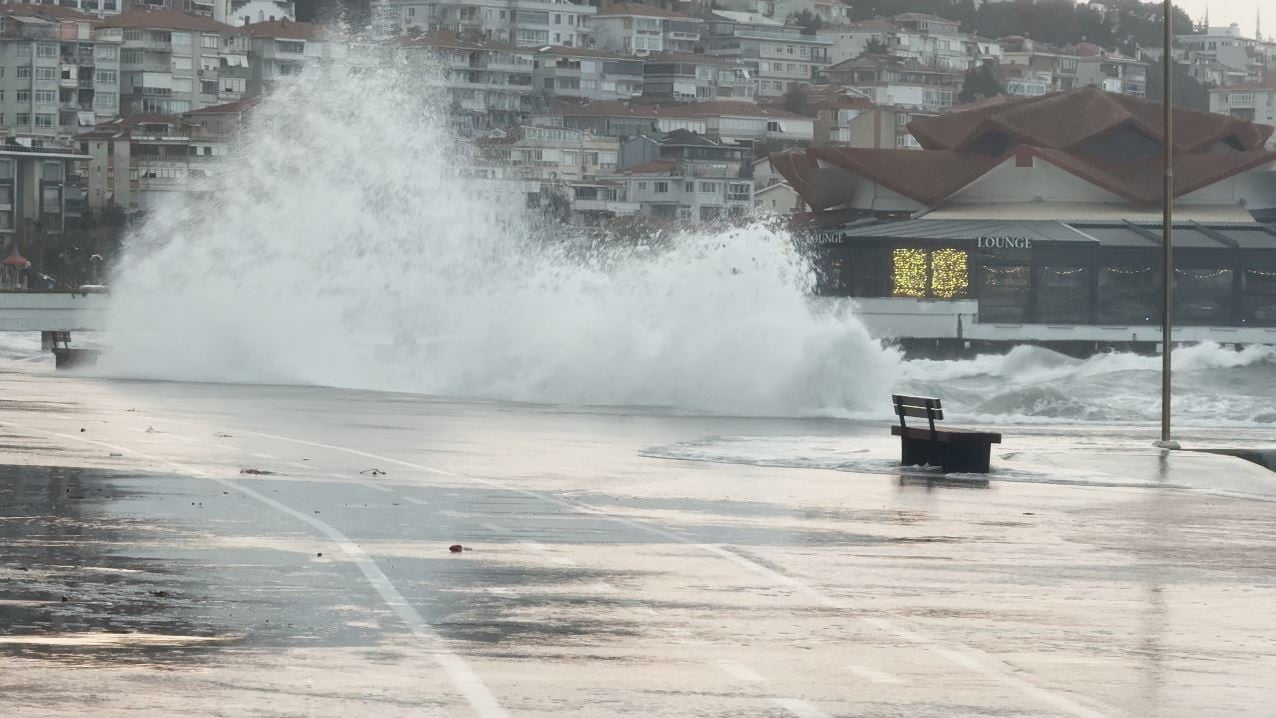 İSTANBUL'DA YAPILAN UYARILARIN ARDINDAN LODOS ETKİLİ OLDU. BÜYÜKÇEKMECE SAHİLİNDE DEV DALGALAR...