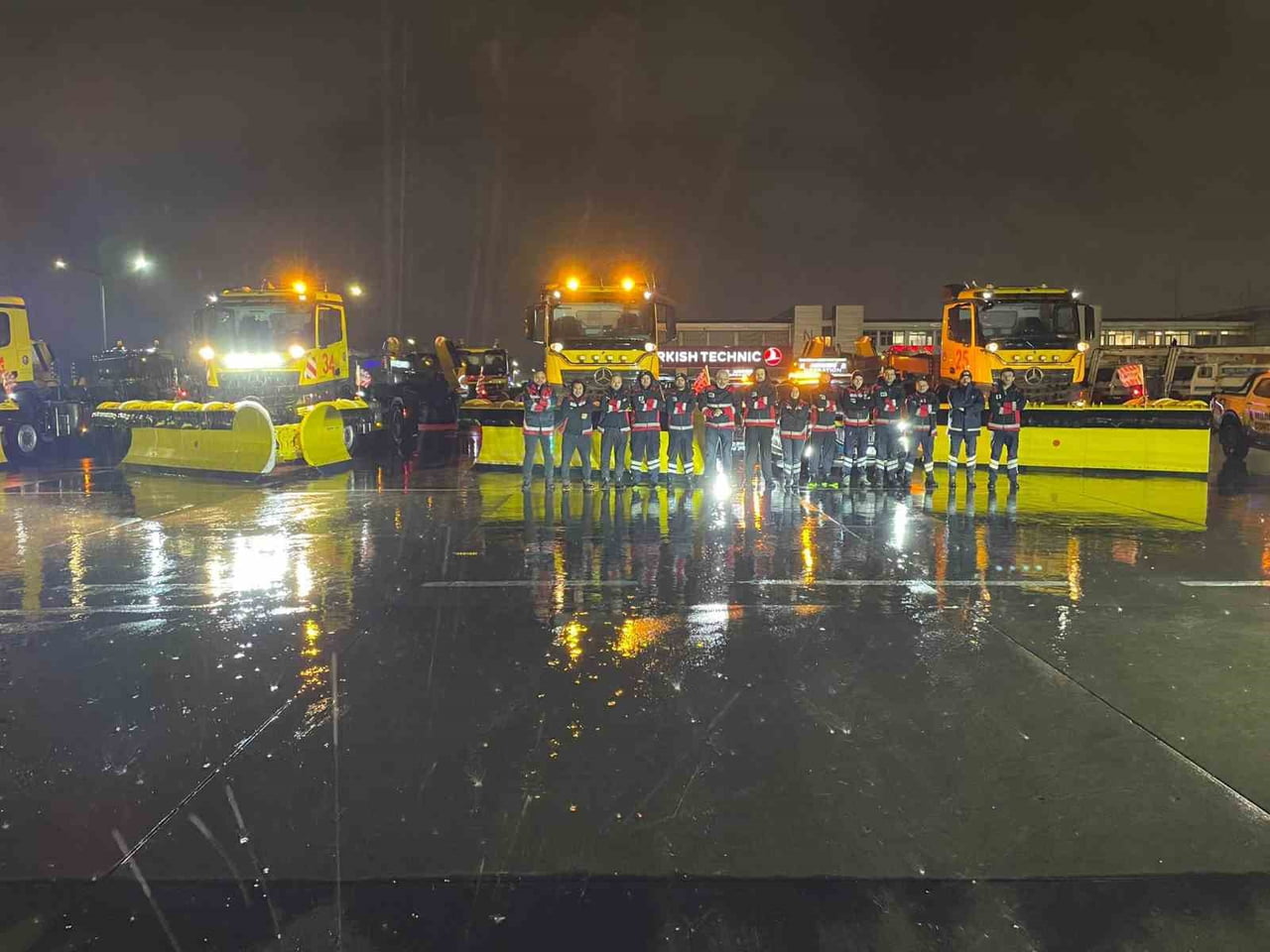 İSTANBUL'DA YARIN BEKLENEN KAR YAĞIŞI VE OLUMSUZ HAVA ŞARTLARI NEDENİYLE SABİHA GÖKÇEN...