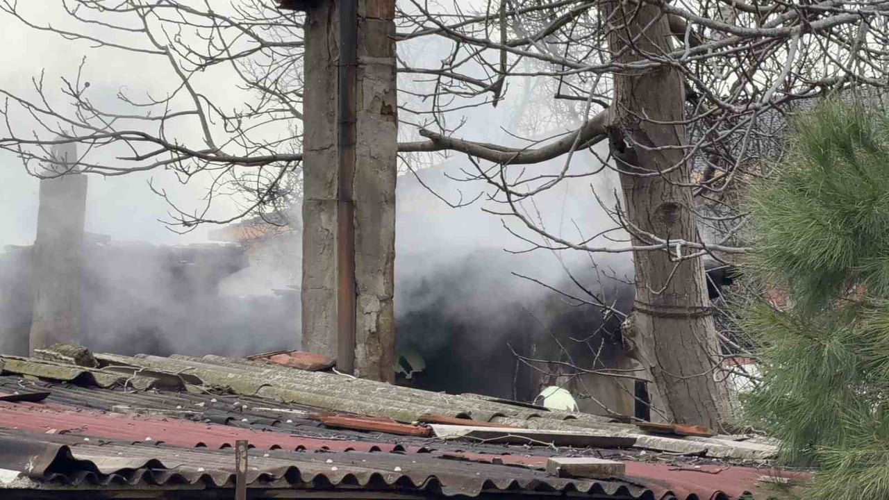 İSTANBUL'UN ARNAVUTKÖY İLÇESİNDE YAŞLI BİR ADAMIN TEK BAŞINA YAŞADIĞI GECEKONDUDA ÇIKAN YANGIN...