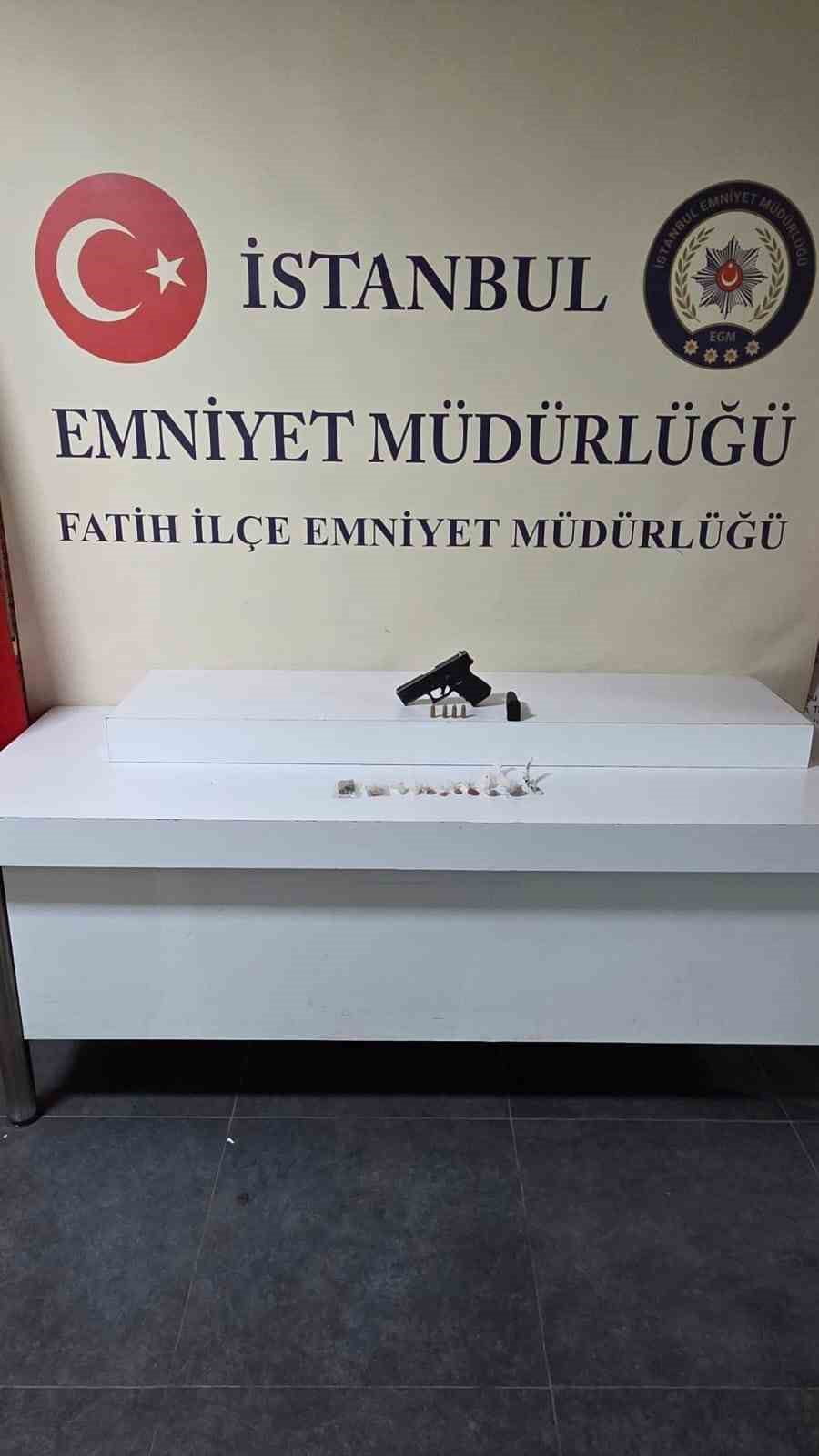 İSTANBUL'UN FATİH İLÇESİNDE, BİR EVE HENÜZ BİLİNMEYEN BİR NEDENLE ATEŞ AÇILDI.