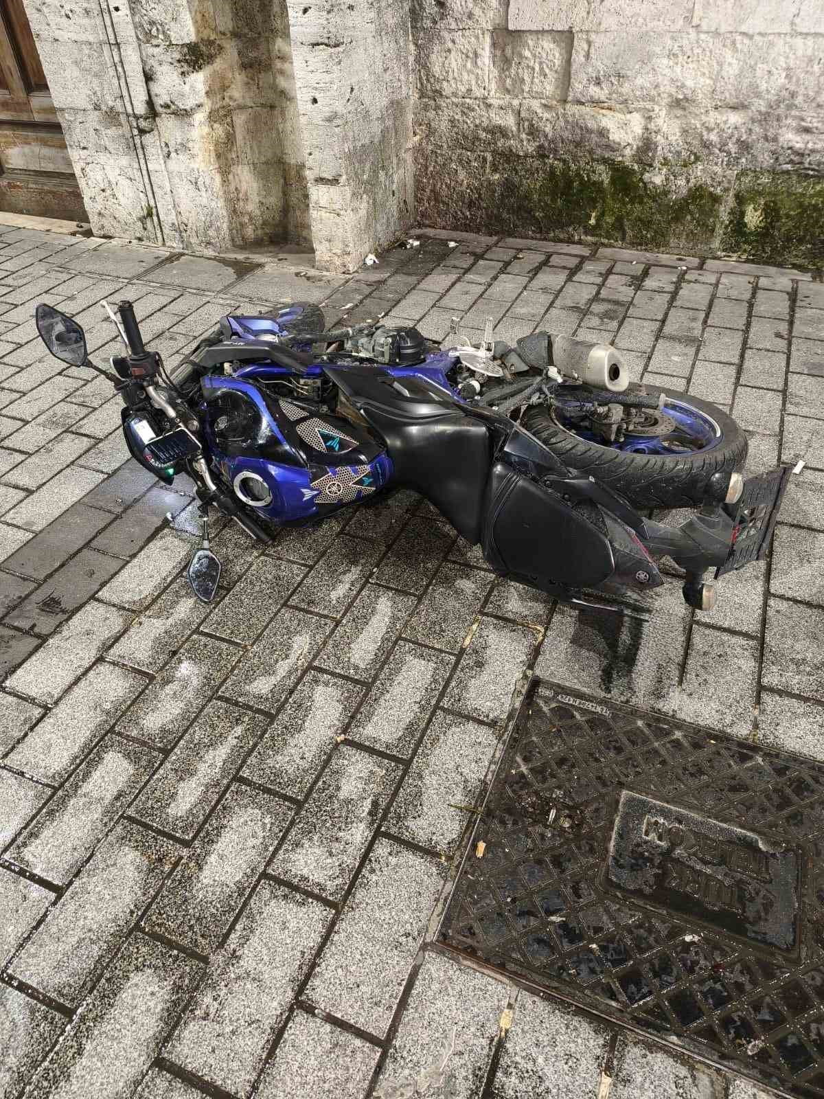 İSTANBUL'UN FATİH İLÇESİNDE BİR İŞ YERİNE SİLAHLA ATEŞ AÇIP KAÇARKEN POLİSİN 'DUR' İHTARINA...