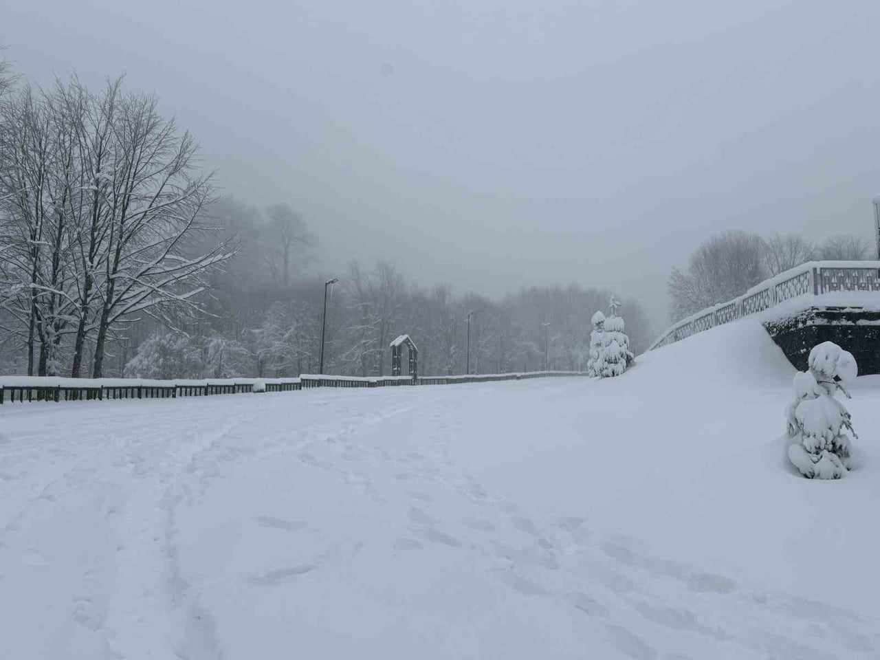 İSTANBUL’A YAKINLIĞIYLA KIŞ TURİZMİNİN ÖNEMLİ MERKEZLERİNDEN BİRİ OLAN KARTEPE’DE KAR YAĞIŞI...