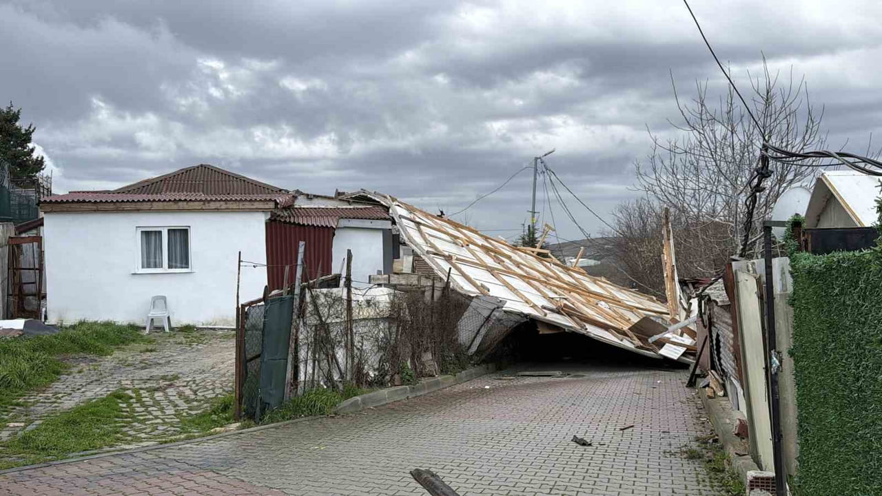 İSTANBUL ARNAVUTKÖY'DE ETKİLİ OLAN ŞİDDETLİ RÜZGAR VE LODOS NEDENİYLE BİR EVİN ÇATISI YERİNDEN...