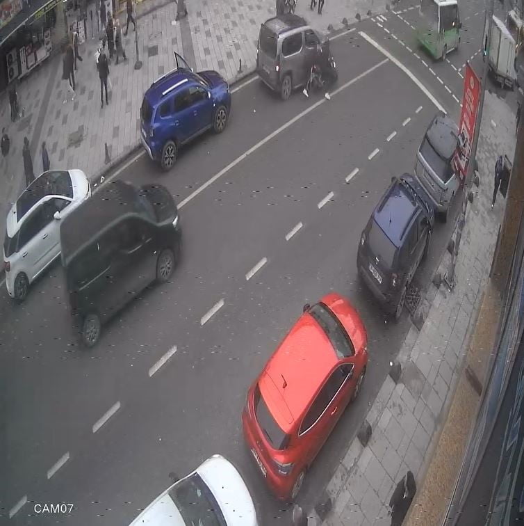 İSTANBUL ARNAVUTKÖY'DE ÖN KALDIRARAK İLERLEYEN MOTOSİKLETLİ, PARK HALİNDEKİ BİR ARACA ÇARPTIKTAN...