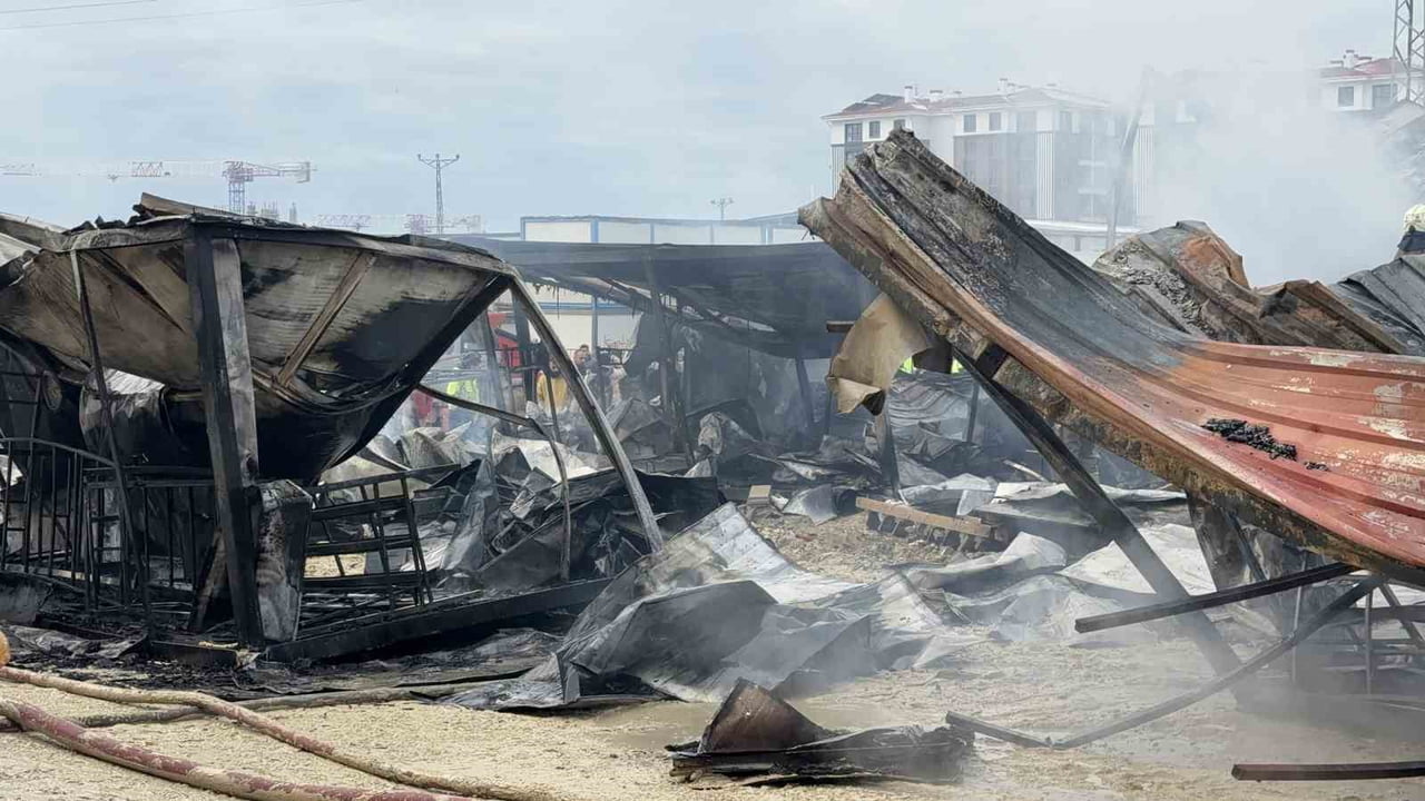 İSTANBUL ARNAVUTKÖY'DE TOPLU KONUT ŞANTİYESİNDE İŞÇİLERİN KALDIĞI KONTEYNERLARDA ÇIKAN YANGIN...