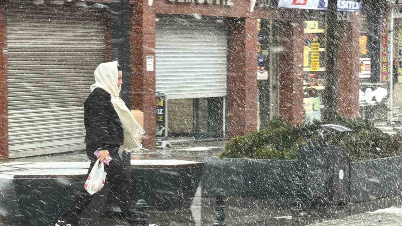 İSTANBUL ARNAVUTKÖY’DE LAPA LAPA YAĞAN KAR YAĞIŞI VATANDAŞLARA ZOR ANLAR YAŞATTI.