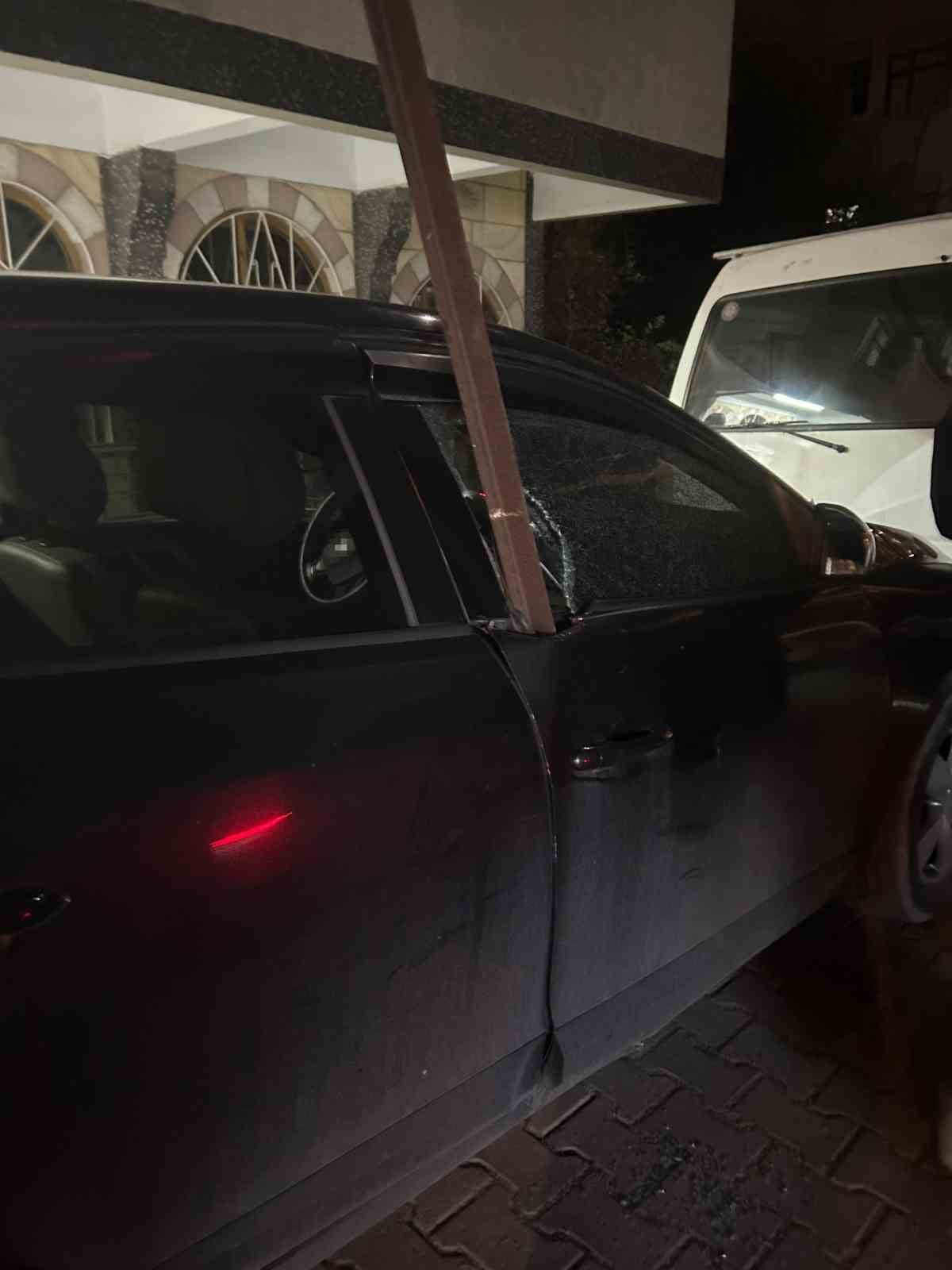 İSTANBUL AVCILAR'DA, RÜZGAR NEDENİYLE 5 KATLI BİNADAN KOPAN 6 METRELİK DEMİR ÇUBUK PARK HALİNDEKİ...