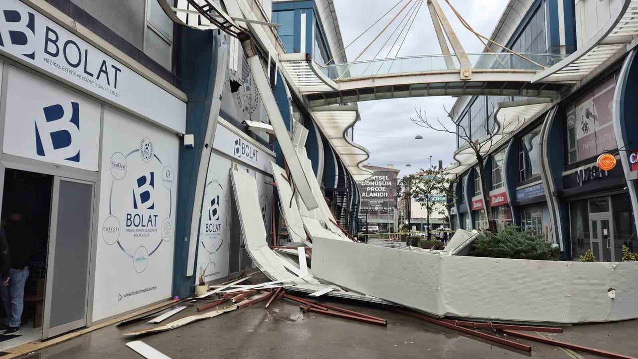 İSTANBUL AVCILAR’DA ŞİDDETLİ FIRTINA NEDENİYLE BİR İŞ YERİNİN ÇATISINDAN UÇAN PARÇALAR, İŞ...