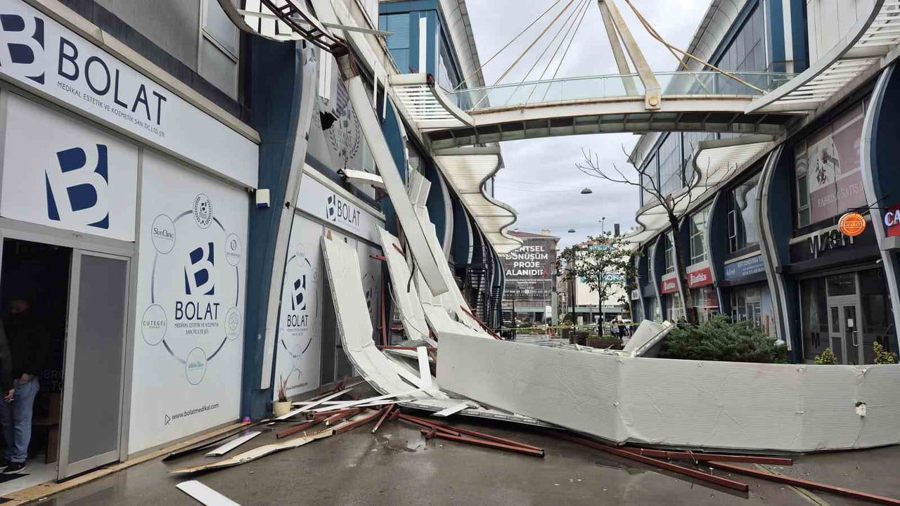 İSTANBUL AVCILAR’DA ŞİDDETLİ FIRTINA NEDENİYLE BİR İŞ YERİNİN ÇATISINDAN UÇAN PARÇALAR, İŞ...