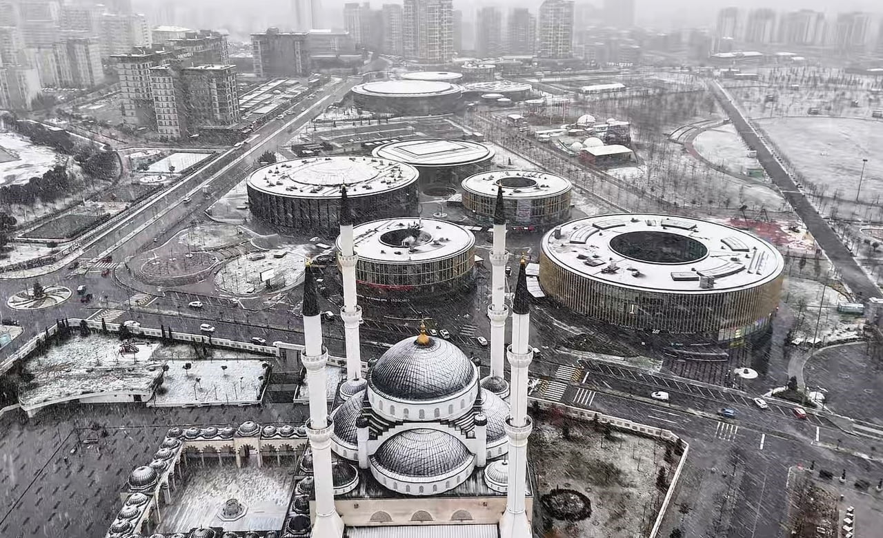 İSTANBUL BAŞAKŞEKİR'DE LAPA LAPA YAĞAN KAR HAVADAN GÖRÜNTÜLENDİ. KARTPOSTALLIK GÖRÜNTÜDE EVLERİN...