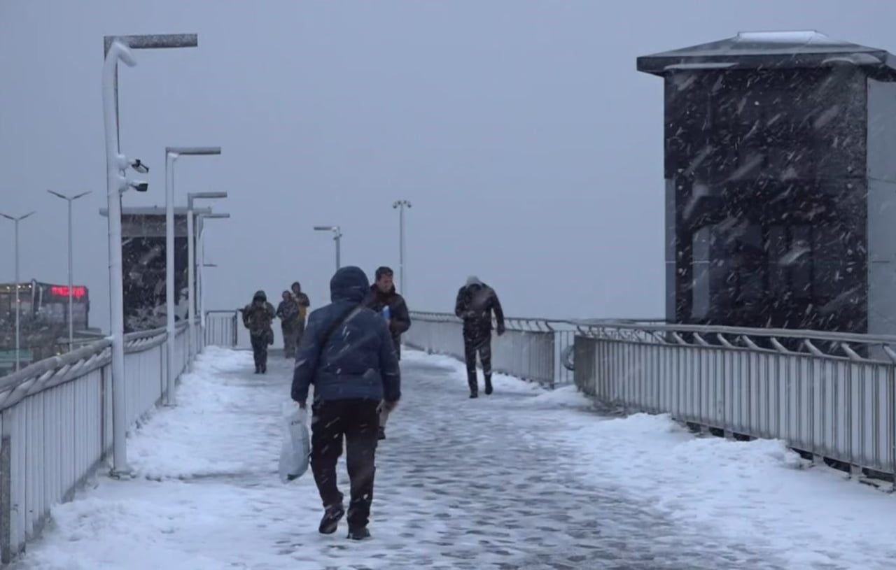 İSTANBUL  BEYLİKDÜZÜ METROBÜST ÜST GEÇİDİ VE PARK HALİNDEKİ ARAÇLARIN ÜZERİ KARLA KAPLANDI. SABAH...