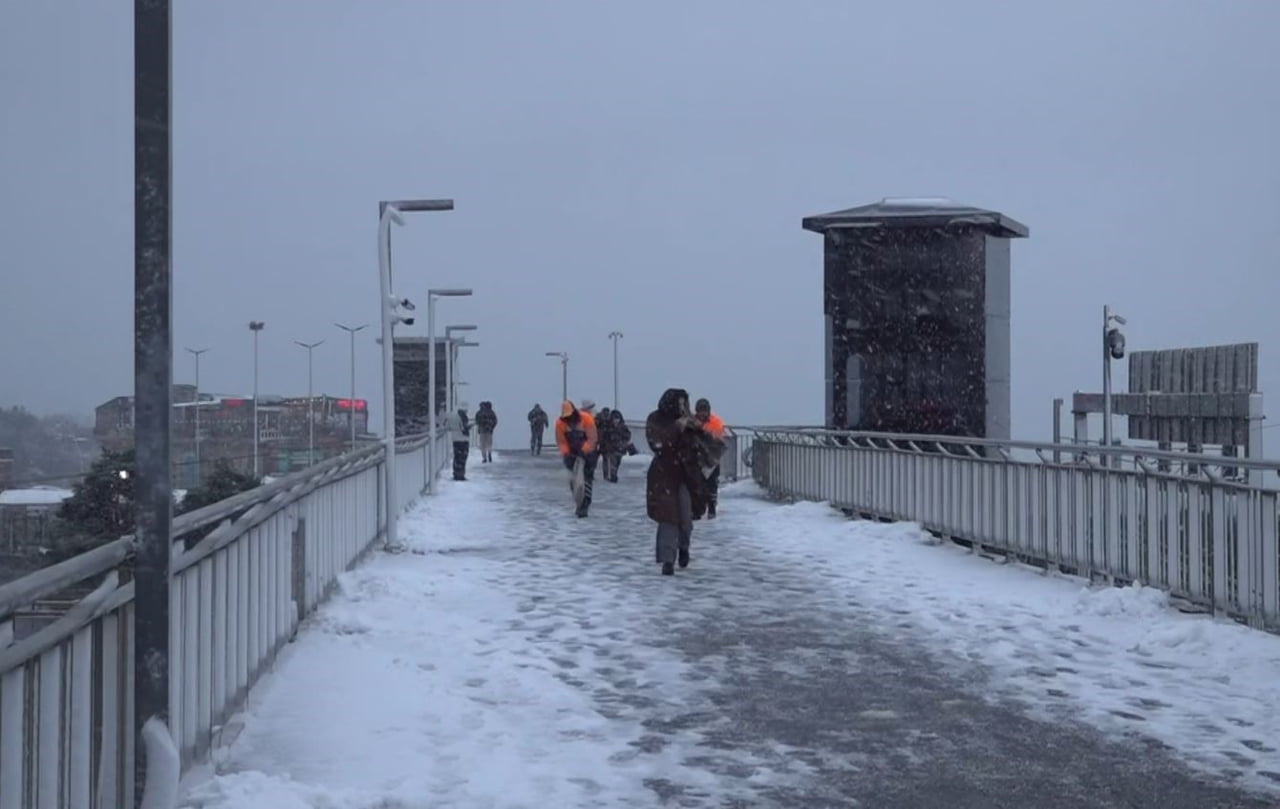 İSTANBUL  BEYLİKDÜZÜ METROBÜST ÜST GEÇİDİ VE PARK HALİNDEKİ ARAÇLARIN ÜZERİ KARLA KAPLANDI. SABAH...