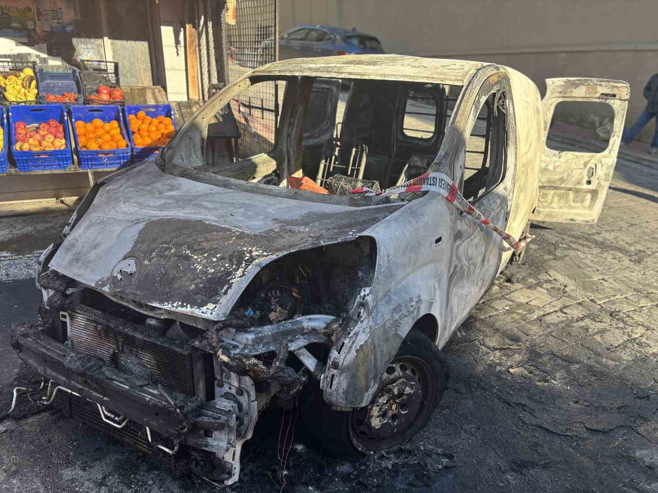 İSTANBUL BEYOĞLU’NDA SEYİR HALİNDEYKEN YANMAYA BAŞLAYAN HAFİF TİCARİ ARAÇ ALEV TOPUNA DÖNDÜ....