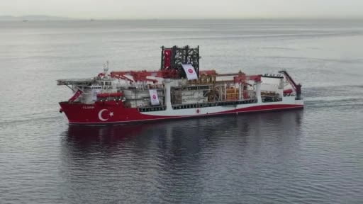 İstanbul Boğazı'na yaklaşan Türk sondaj gemisi böyle görüntülendi