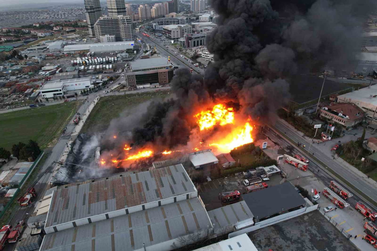 İSTANBUL BÜYÜKÇEKMECE'DE PLASTİK KASA ÜRETİMİ YAPAN FABRİKADA YANGIN ÇIKTI. İTFAİYE EKİPLERİNİN...