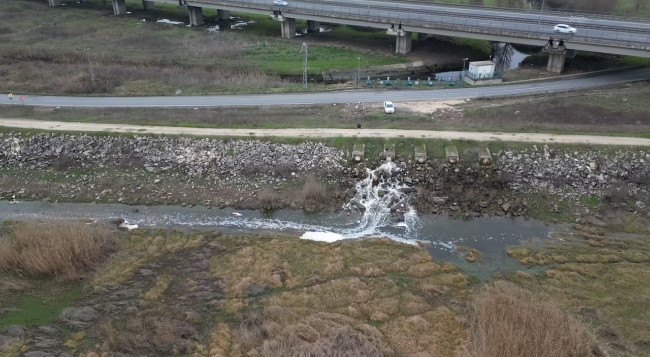 İSTANBUL ÇATALCA'DA İDDİAYA GÖRE İSKİ'YE AİT ATIK SU HATTINDA AYLAR ÖNCE MEYDANA GELEN ARIZA...