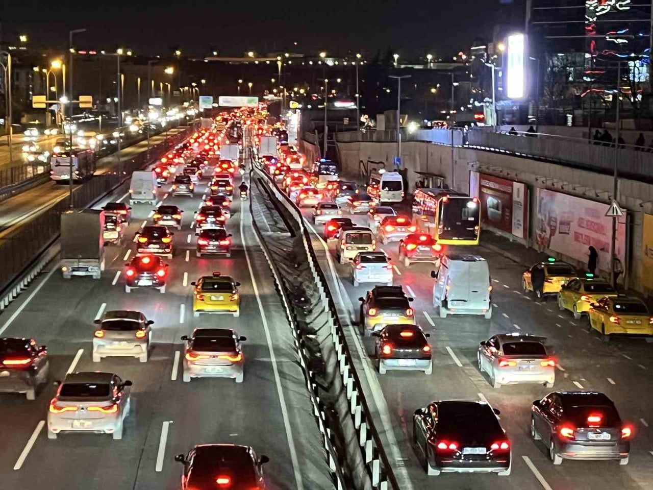 İSTANBUL’DA AKŞAM İŞ ÇIKIŞ SAATLERİNDE TRAFİK YOĞUNLUĞU YÜZDE 83’E ULAŞTI. VATANDAŞLAR EVLERİNE...