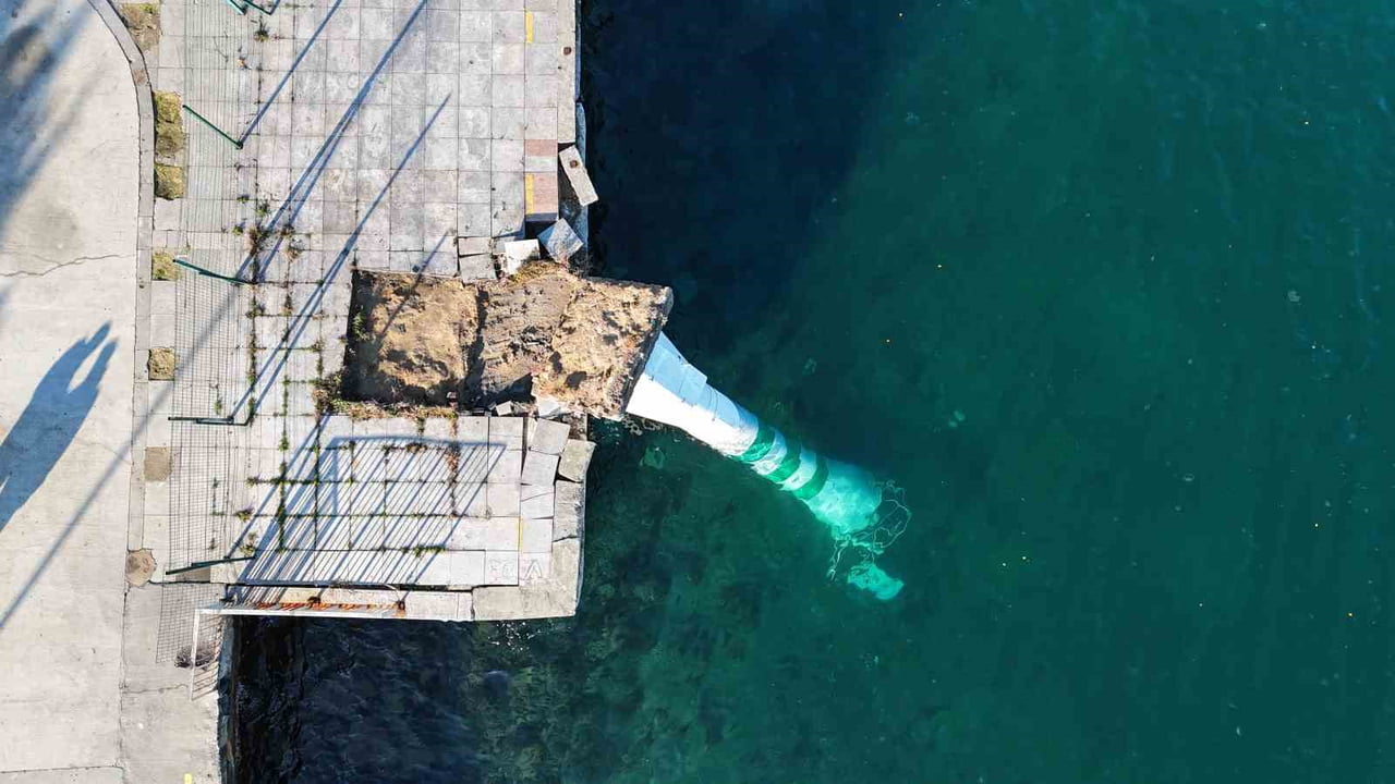 İSTANBUL’ DA DÜN ETKİLİ OLAN LODOS‘A DAYANAMAYARAK DEVRİLEN DENİZ FENERİ DRONE İLE HAVADAN...