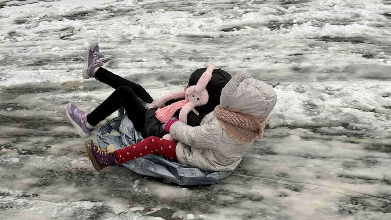 İSTANBUL’DA ETKİLİ OLAN KAR YAĞIŞININ ARDINDAN ARNAVUTKÖY’DE MAHALLE SAKİNLERİ VE ÇOCUKLAR...