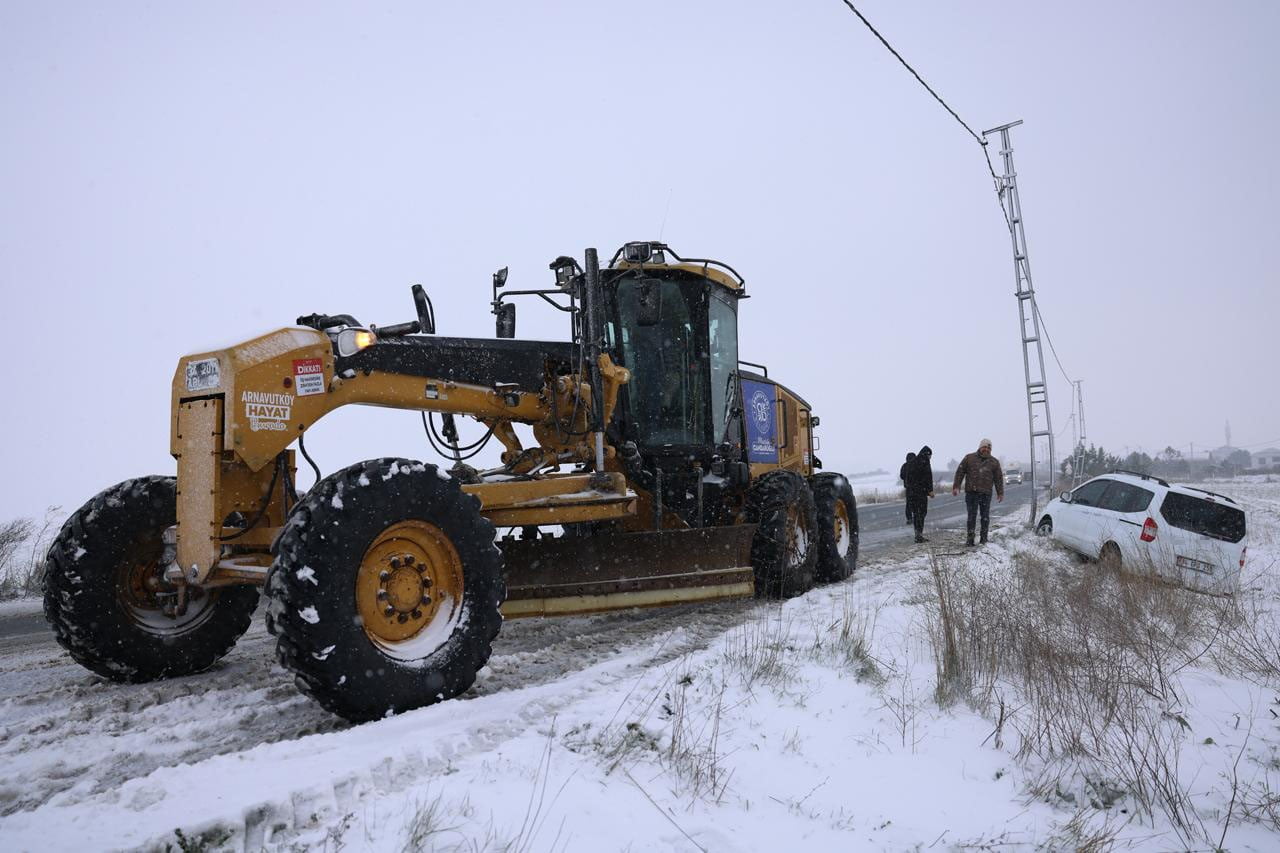 İSTANBUL’DA ETKİLİ OLAN YOĞUN KAR YAĞIŞIYLA BİRLİKTE ARNAVUTKÖY’DE KARLA MÜCADELE ÇALIŞMALARI TÜM...