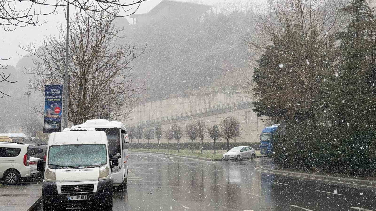 İSTANBUL’DA KAR YAĞIŞI ARALIKLARLA ETKİSİNİ SÜRDÜRÜYOR