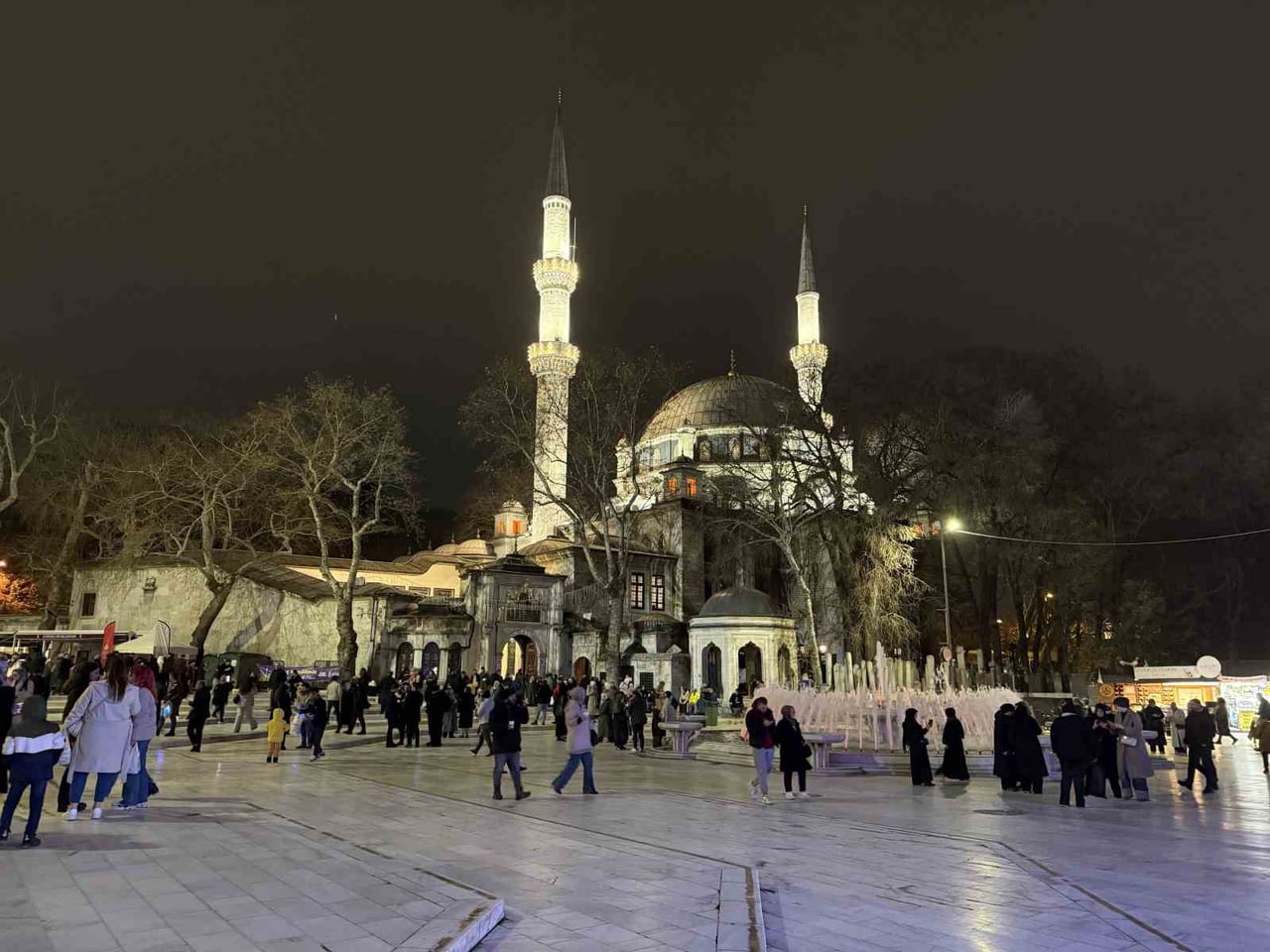 İSTANBUL’DA MİRAÇ KANDİLİ DOLAYISIYLA VATANDAŞLAR EYÜP SULTAN CAMİİ’NE AKIN ETTİ.