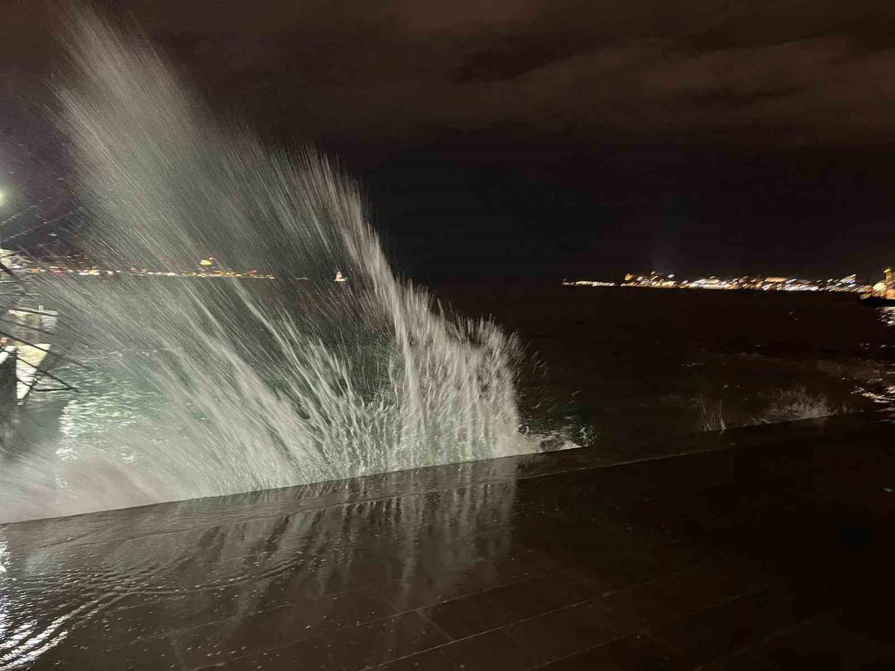 İSTANBUL’DA SABAH SAATLERİNDE LODOS ETKİLİ OLDU