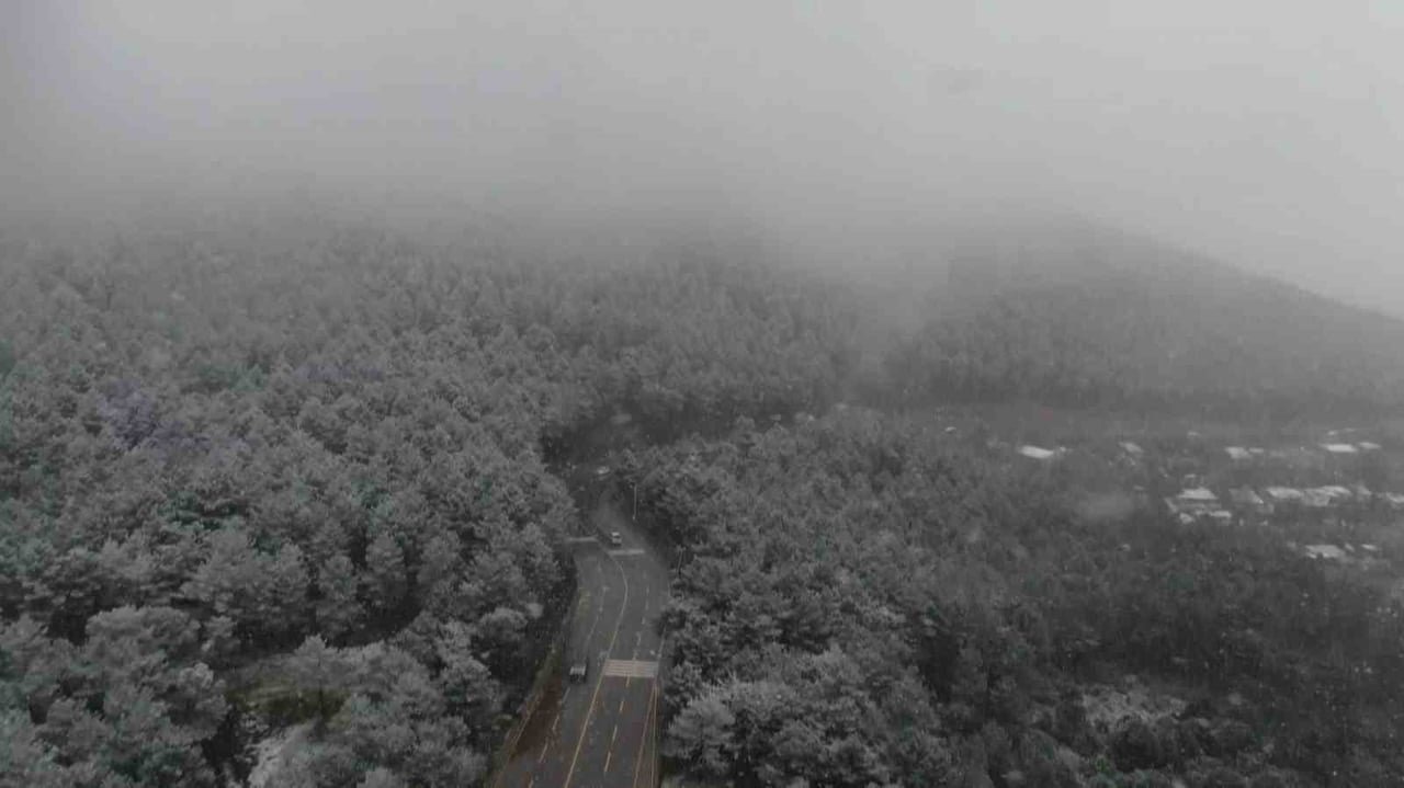 İSTANBUL’DA SABAH SAATLERİNDEN İTİBAREN YOĞUNLUĞUNU ARTIRAN KAR YAĞIŞI, KENTİN YÜKSEK...
