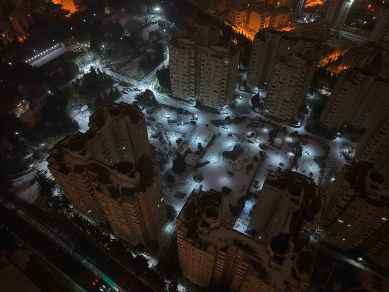 İSTANBUL’DA SABAH SAATLERİNE KADAR ETKİLİ OLAN KAR YAĞIŞI BEYLİKDÜZÜ İLÇESİNDE DRON İLE HAVADAN...