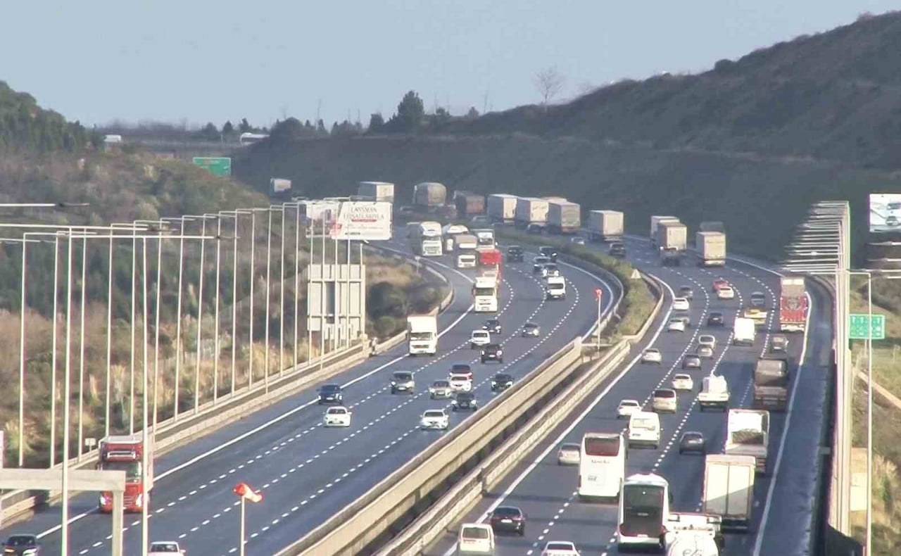 İSTANBUL’DA SABAHIN ERKEN SAATLERİNDEN İTİBAREN ETKİLİ OLAN KUVVETLİ RÜZGÂR VE LODOS, TRAFİKTE...