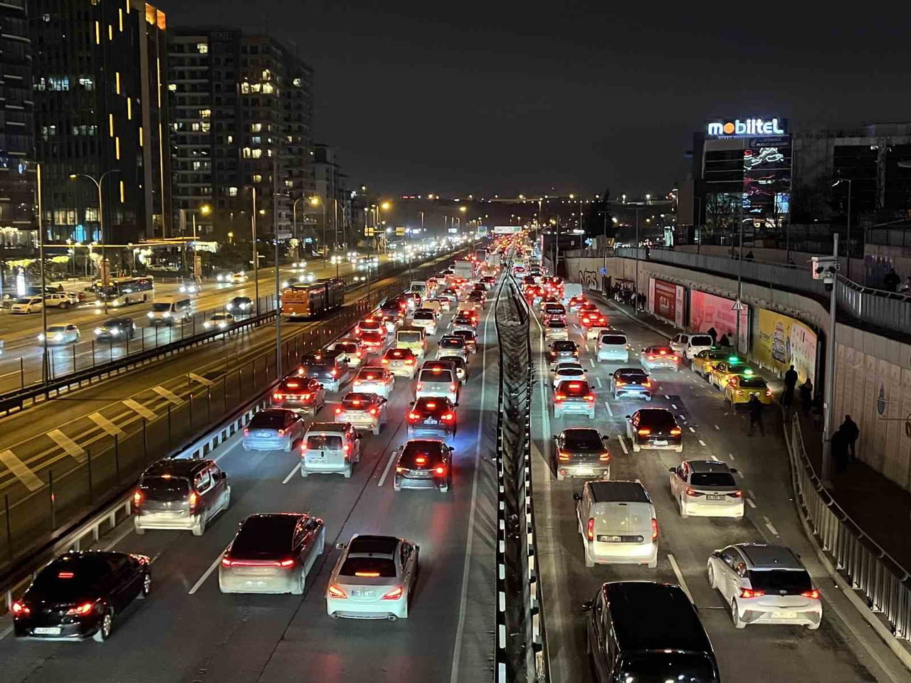 İSTANBUL’DA TRAFİK YOĞUNLUĞU AKŞAM SAATLERİNDE YÜZDE 81’E ULAŞTI. VATANDAŞLAR EVLERİNE GİTMEKTE...