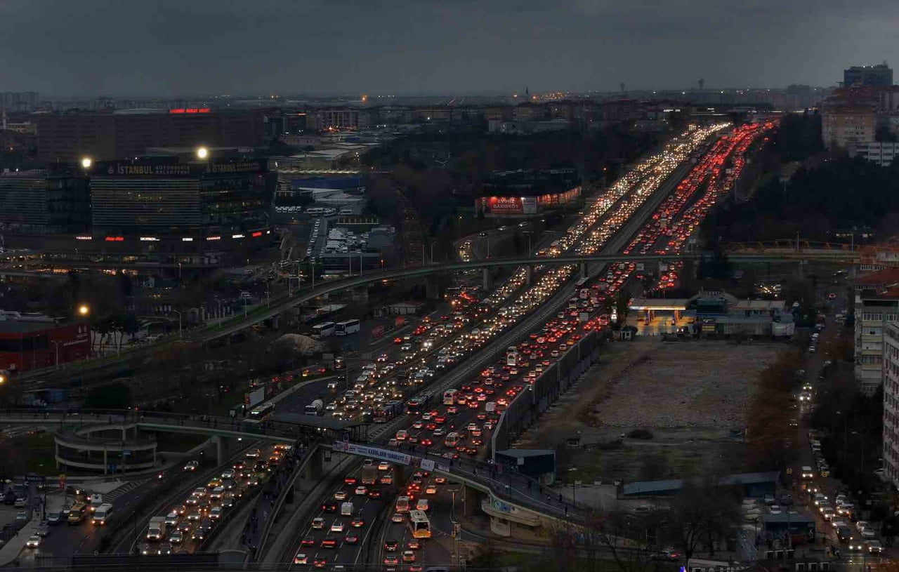 İSTANBUL’DA YARIYIL TATİLİNİN BAŞLAMASI VE YAĞIŞIN BİRLEŞMESİYLE TRAFİK YOĞUNLUĞU AKŞAM...