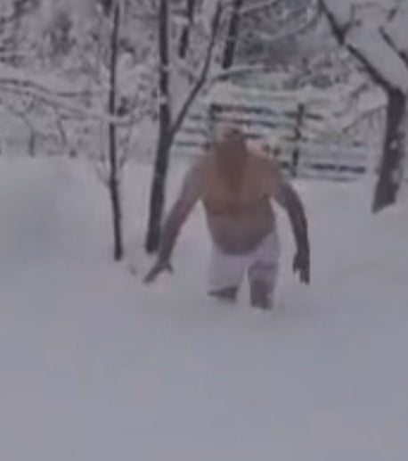 İSTANBUL’DAN MEMLEKETİ SİNOP’A GELEN SADETTİN ÖZGENÇ, KÖYÜNDEKİ YAKLAŞIK 40 SANTİMETRELİK KARI...