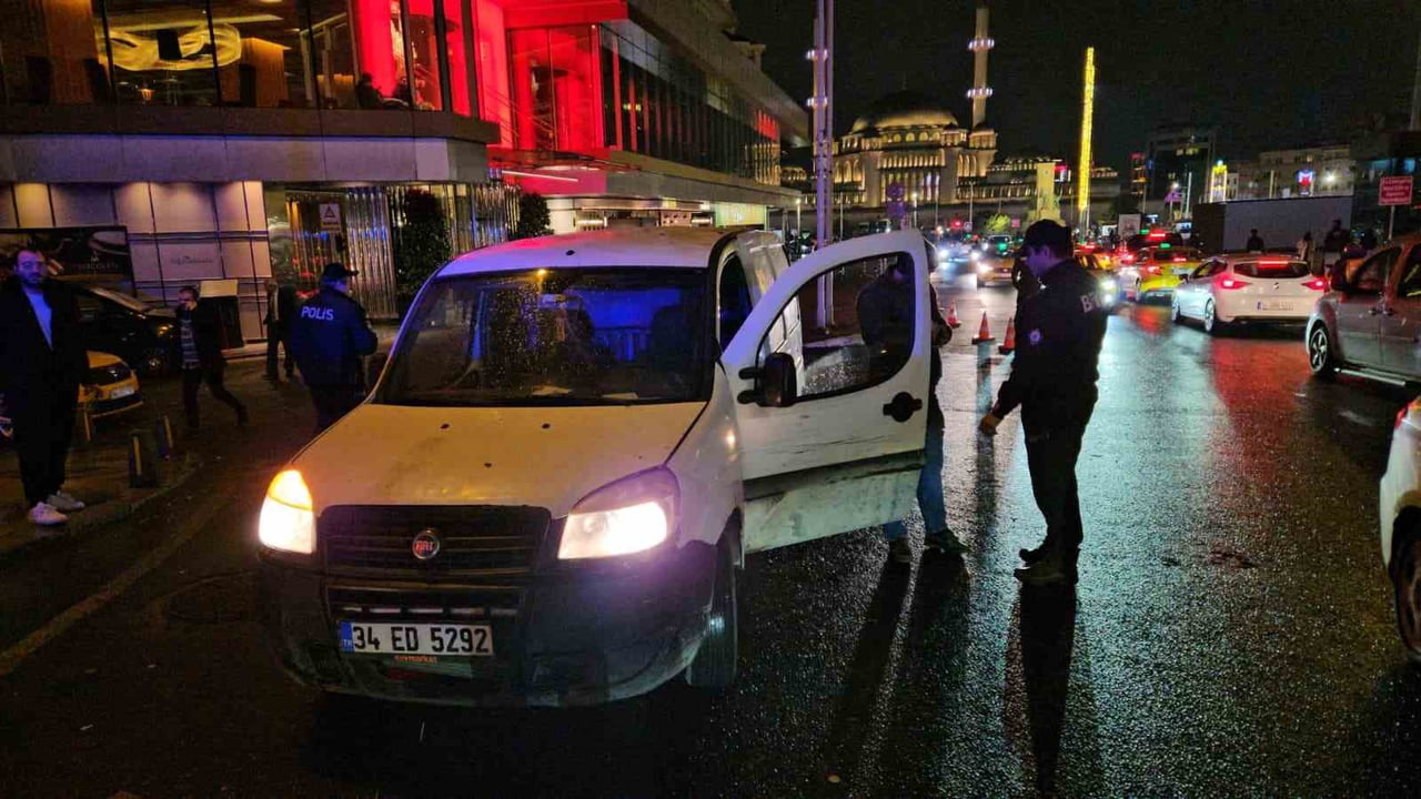 İSTANBUL EMNİYET MÜDÜRLÜĞÜ EKİPLERİNCE TAKSİM MEYDANI'NDA HELİKOPTER DESTEKLİ ASAYİŞ DENETİMİ...