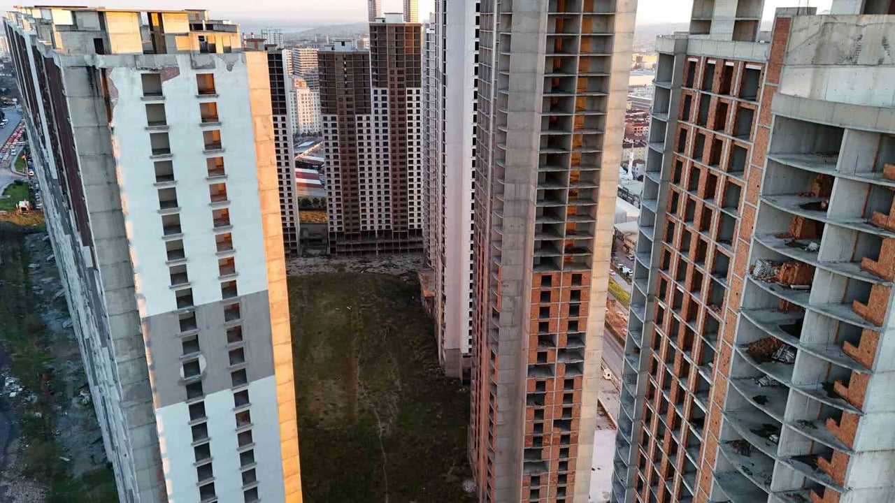 İSTANBUL ESENYURT'DA 2010 YILINDA YAPIMINA BAŞLANAN ANCAK YILLARDIR TAMAMLANAMAYAN YÜKSEK KATLI...