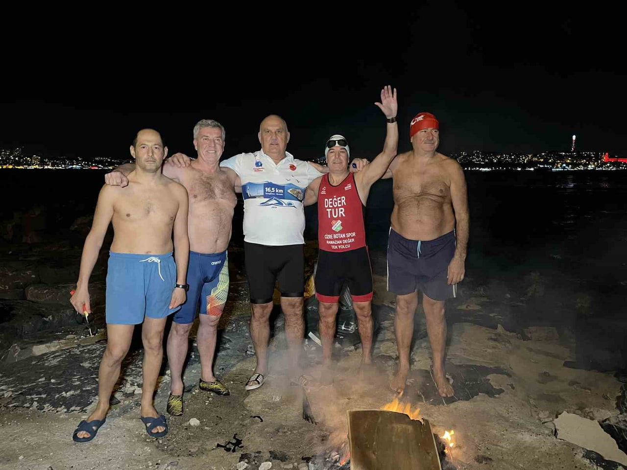 İSTANBUL FATİH’TE, "SARAYBURNU FATİHLERİ" 2026’YI DENİZE GİREREK SOĞUK SUDA KARŞILADI. YENİ YILA...