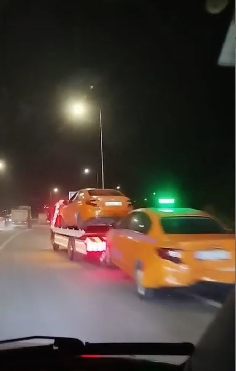 İSTANBUL HASDAL-KEMERBURGAZ OTOYOLU'NDA BİR HAFİF TİCARİ ARAÇ SÜRÜCÜSÜNÜN TAKSİ SÜRÜCÜSÜYLE...