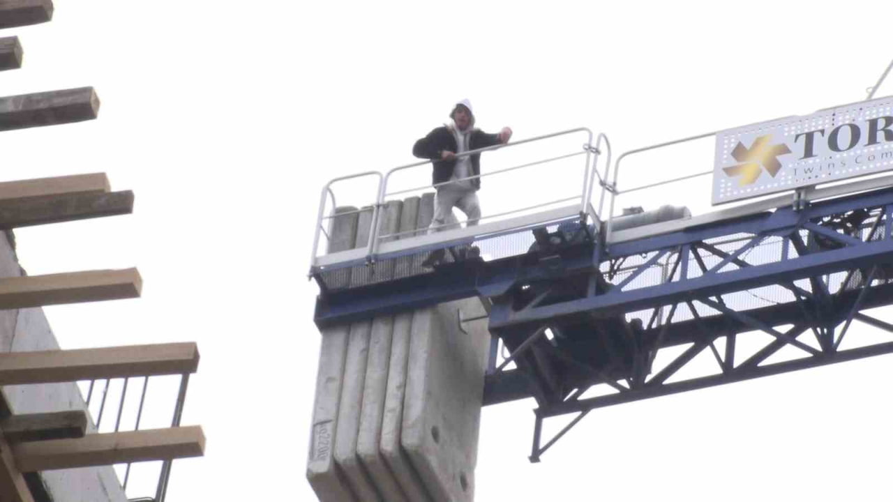 İSTANBUL (İHA) - KADIKÖY’DE BULUNAN BİR İNŞAAT ŞANTİYESİNDE ÇALIŞAN İŞÇİLER, YAKLAŞIK 2 AYDIR...