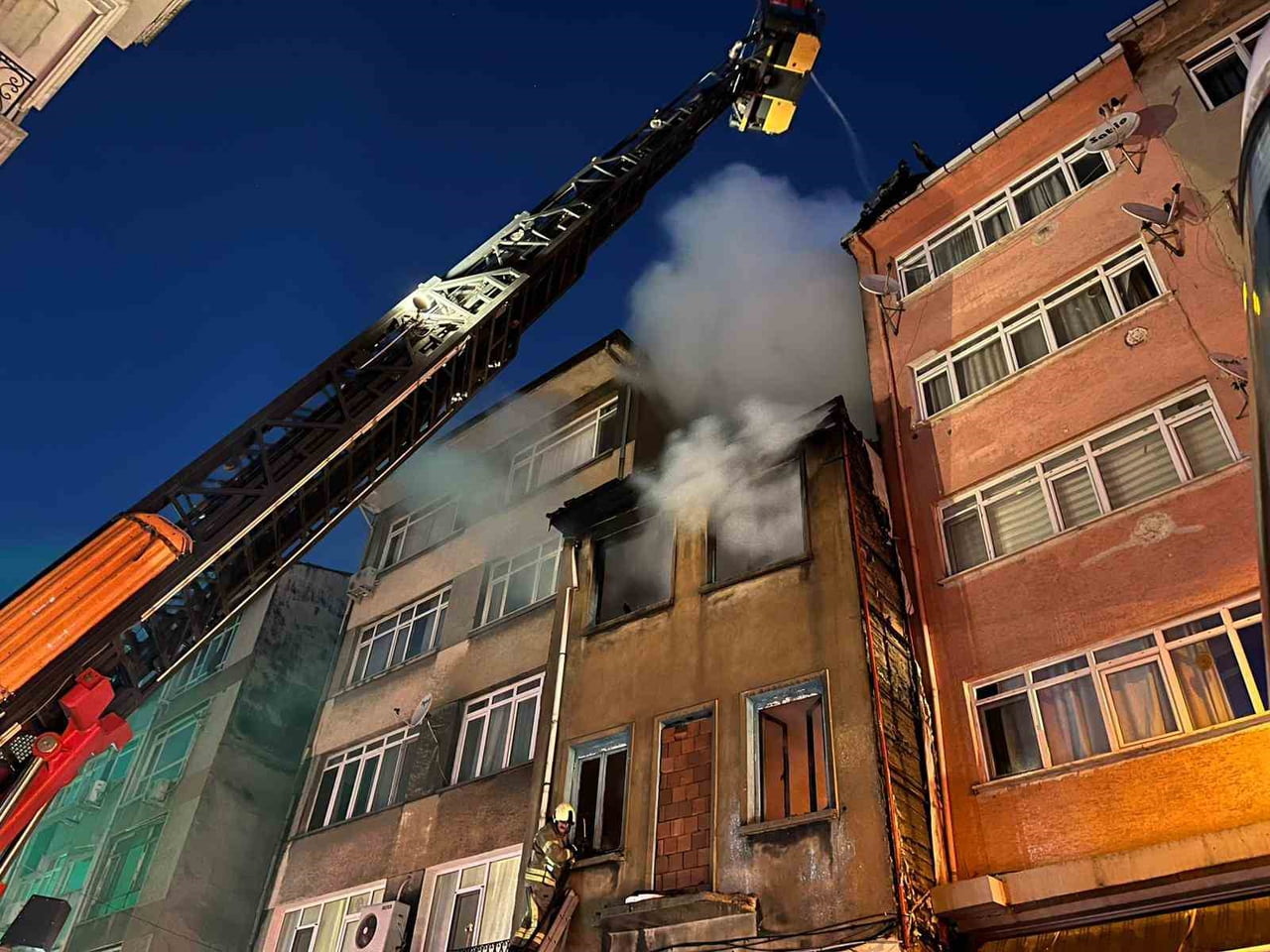 İSTANBUL (İHA) - KADIKÖY’DE ÜÇ KATLI METRUK BİR BİNANIN ÇATI KATINDA ÇIKAN YANGIN PANİĞE NEDEN...