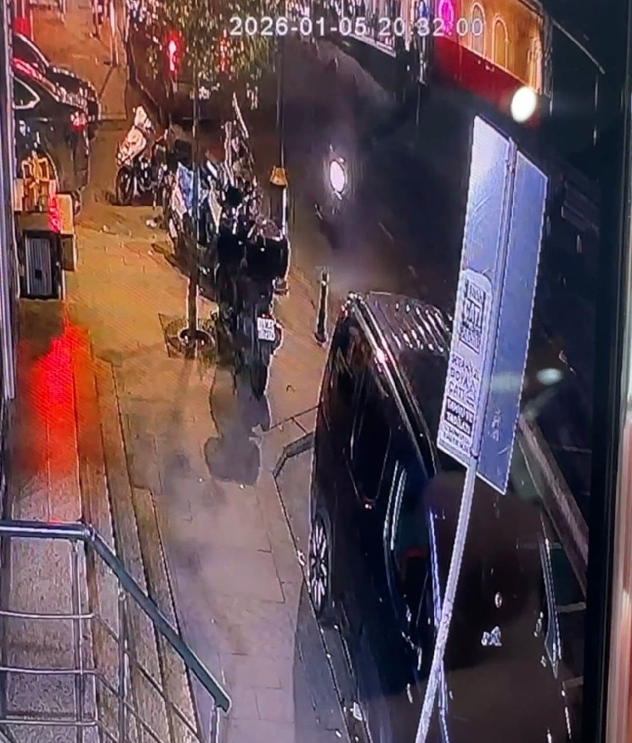 İSTANBUL KAĞITHANE'DE İŞYERİNDEN ÇIKAN BERBER, YOLUN KARŞISINA GEÇTİĞİ SIRADA HIZLA İLERLEYEN...