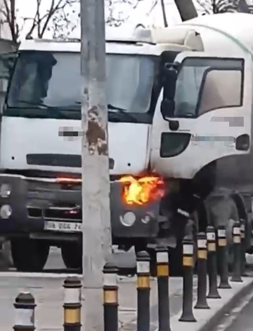 İSTANBUL KÜÇÜKÇEKMECE'DE BİR BETON KAMYONU BİRDEN YANMAYA BAŞLADI. YANAN KAMYONA ÇEVREDE BULUNAN...
