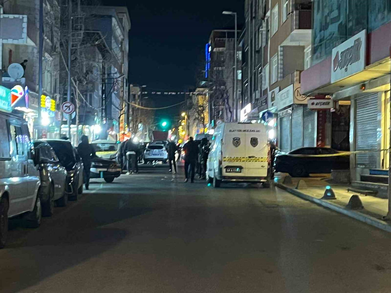 İSTANBUL KÜÇÜKÇEKMECE'DE SOKAKTA SİLAHLI SALDIRIYA UĞRAYAN 3 YARALANDI.