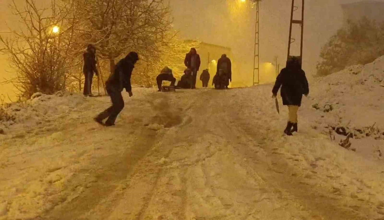 İSTANBUL PENDİK’İN YÜKSEK KESİMLERİNDE YAĞAN KARLA BEYAZA BÜRÜNEN SOKAKLAR, ÇOCUKLARIN OYUN ALANI...