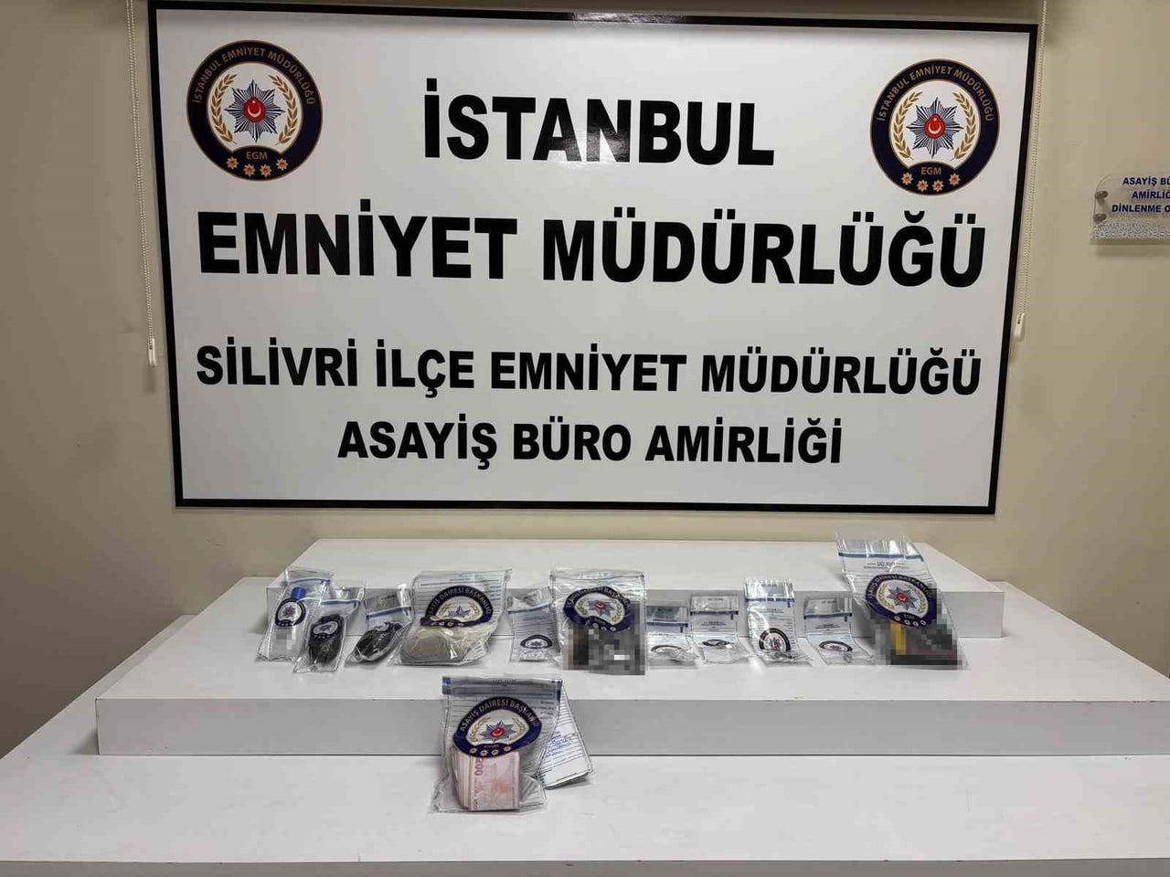 İSTANBUL SİLİVRİ'DE UYUŞTURUCU TİCARETİ YAPAN ŞAHISLAR POLİS EKİPLERİ TARAFINDAN...