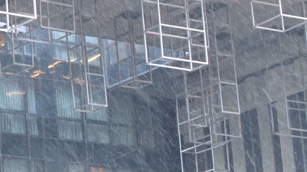 İSTANBUL TAKSİM'DE KAR YAĞIŞI ETKİLİ OLURKEN VATANDAŞLAR NOSTALJİK TRAMVAYIN ÖNÜNDE FOTOĞRAF...